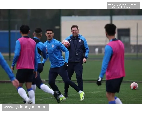 重磅专题：深圳足球队如何通过包夹战术实现战术革新与团队协作提升